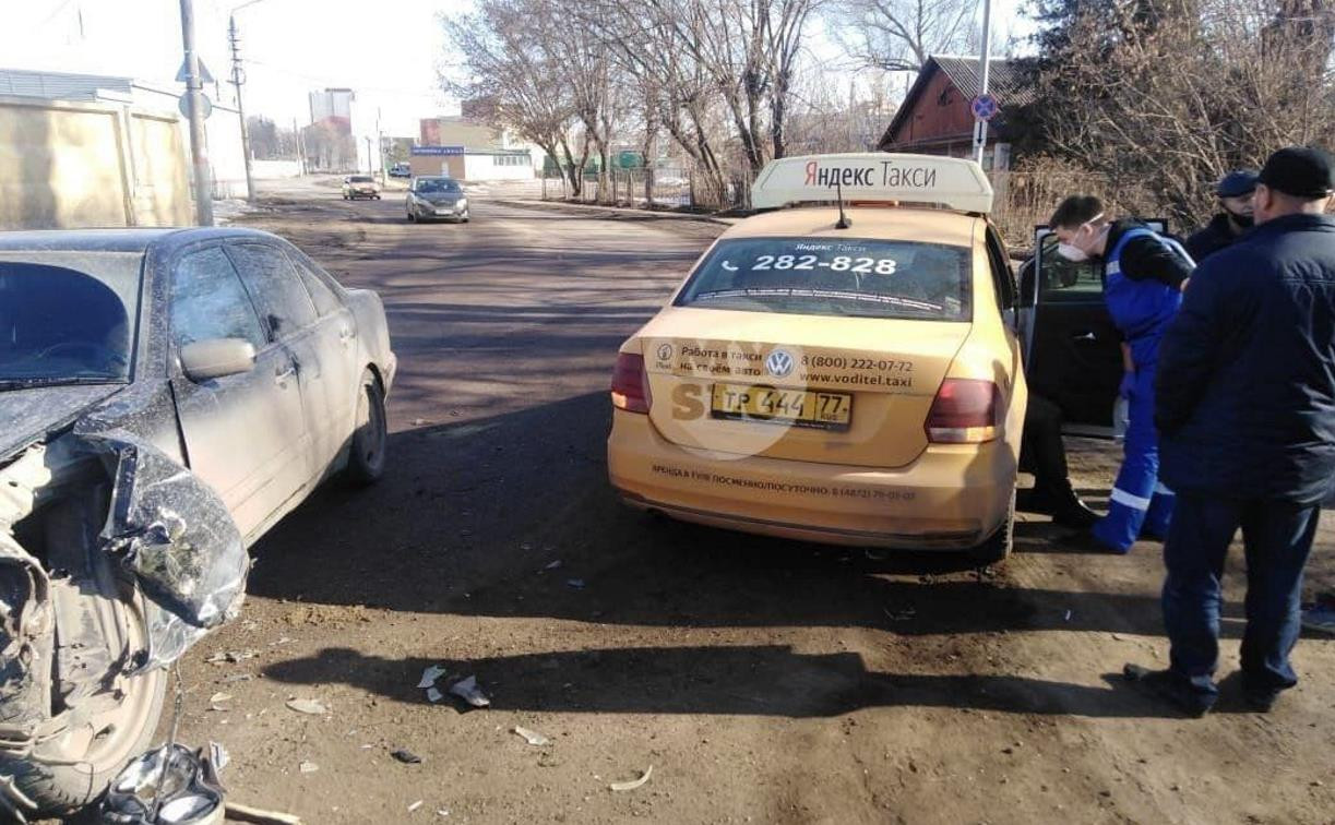 В Туле при столкновении «Мерседеса» с такси пострадала девушка