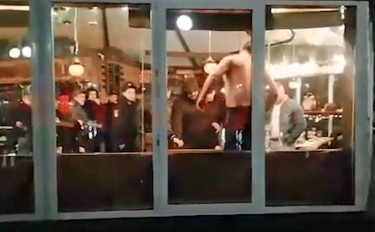 Скакал по столам и пинал посуду: очевидец снял на видео погром в тульском кафе