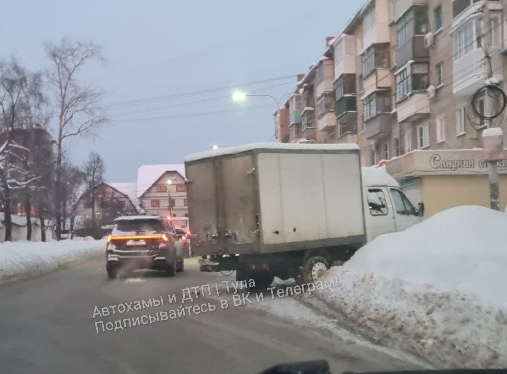 В Туле грузовая ГАЗель уже несколько дней собирает пробку