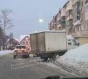 В Туле грузовая ГАЗель уже несколько дней собирает пробку