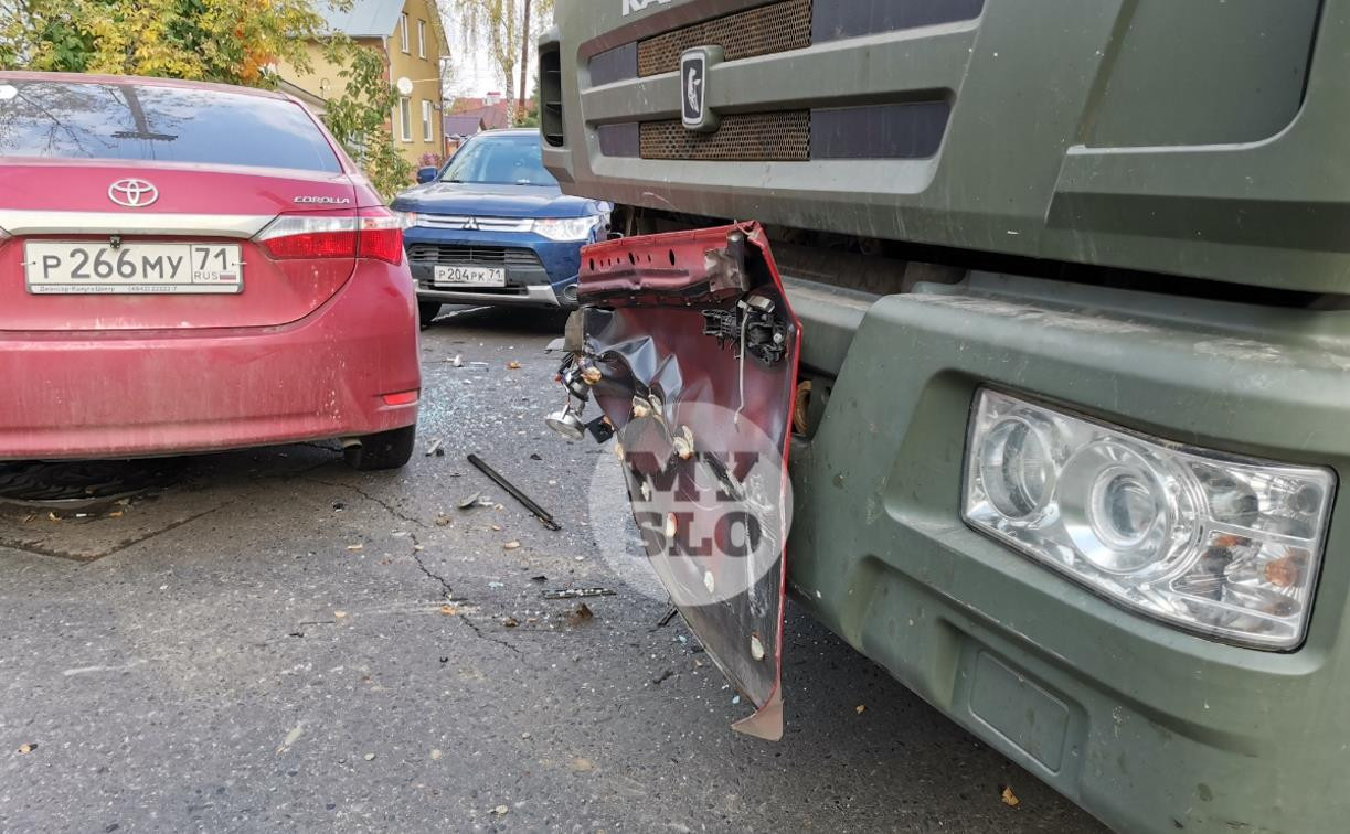  В Туле хозяйка Toyota «повесила» свою дверь на бампер КамАЗа