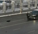 На улице Октябрьской в Туле неадекватный мужчина напал на внедорожник: видео