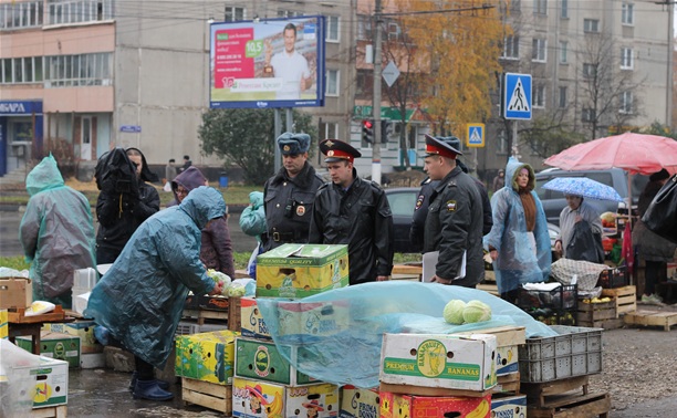 Полиция и администрация разогнали стихийный рынок на ул. Пузакова