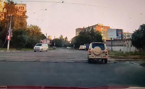 «Накажи автохама»: на ул. Ф. Смирнова торопыга на Chevrolet Niva проехал на красный свет