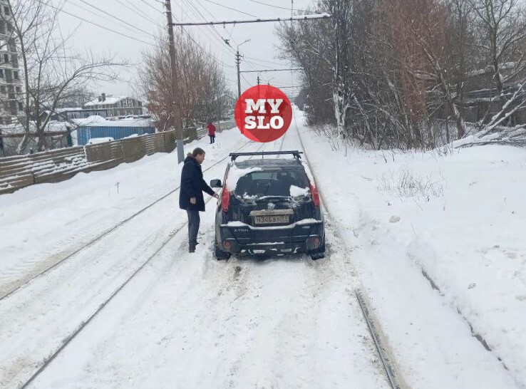 На трамвайных путях в Мясново снова застрял автомобиль 