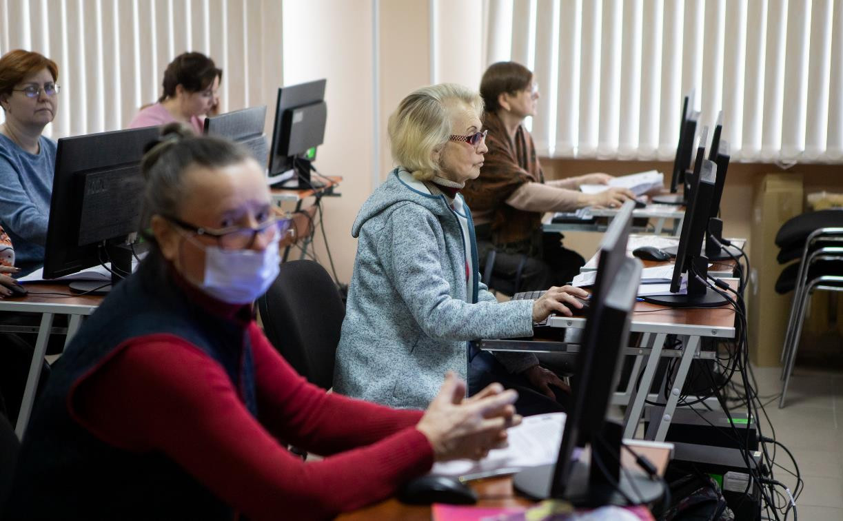 «Гаджеты для нас – окно в большой мир»: как в Туле пенсионеров обучают компьютерной грамотности