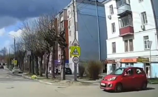 На Косой Горе водитель Kia Picanto опасно пролетела перекресток