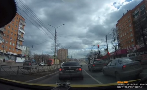 На улице Ложевой в Туле Opel рассекал по встречной полосе: видео