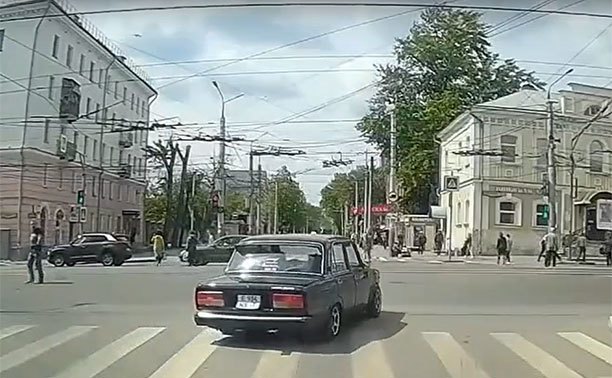 В Туле водитель ВАЗа нагло проехал на красный