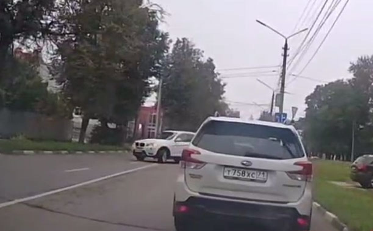 На ул. Станиславского водитель белого BMW начхал на ПДД
