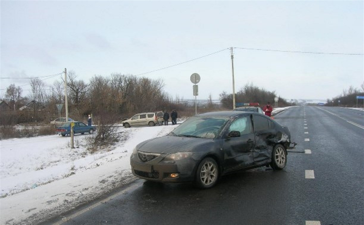 Водитель автомобиля Mazda получил травмы в аварии на трассе «Дон»