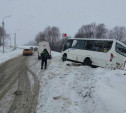 Под Тулой автобус съехал в кювет: водитель уходил от столкновения с самосвалом