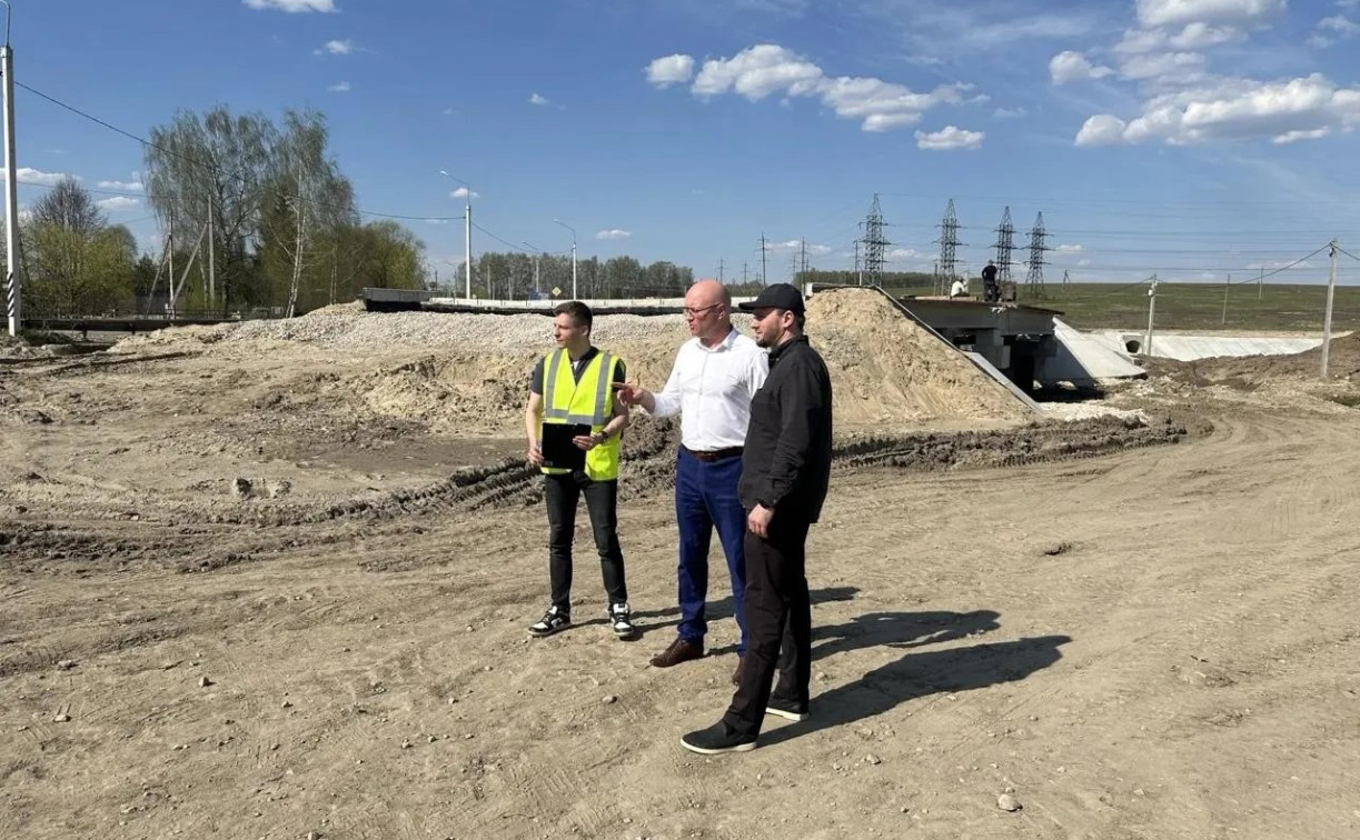 Реконструкция моста через Нюховку: уложены балки, начался монтаж швов