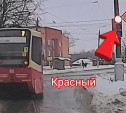 «Накажи автохама»: трамвай умудрился проехать на красный