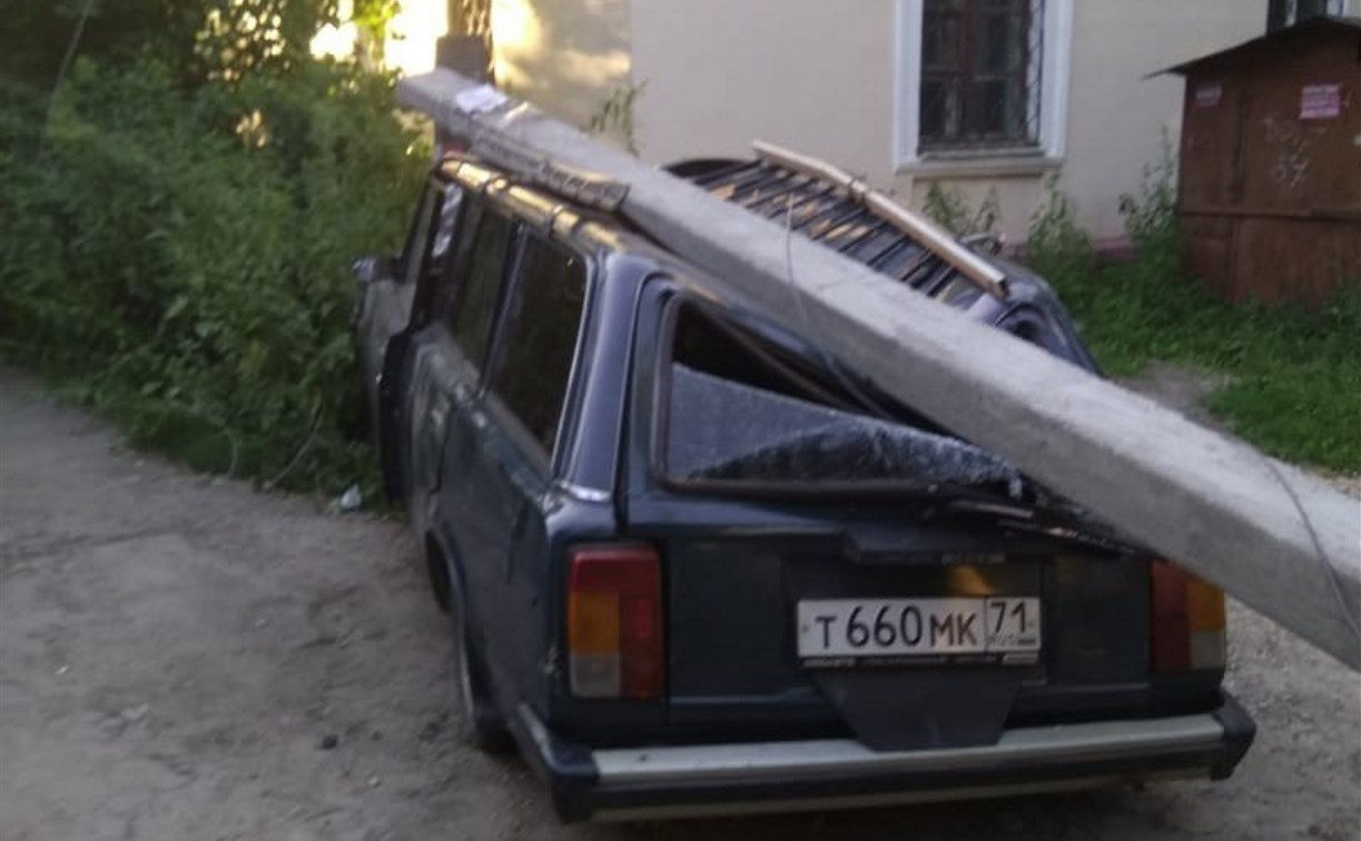 В Туле на ул. Станиславского бетонный столб рухнул на врезавшуюся в него «четвёрку»