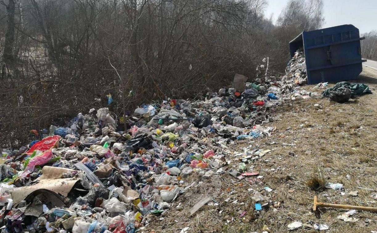 Под Тулой неподалеку от Зайцево опрокинулся прицеп с мусором
