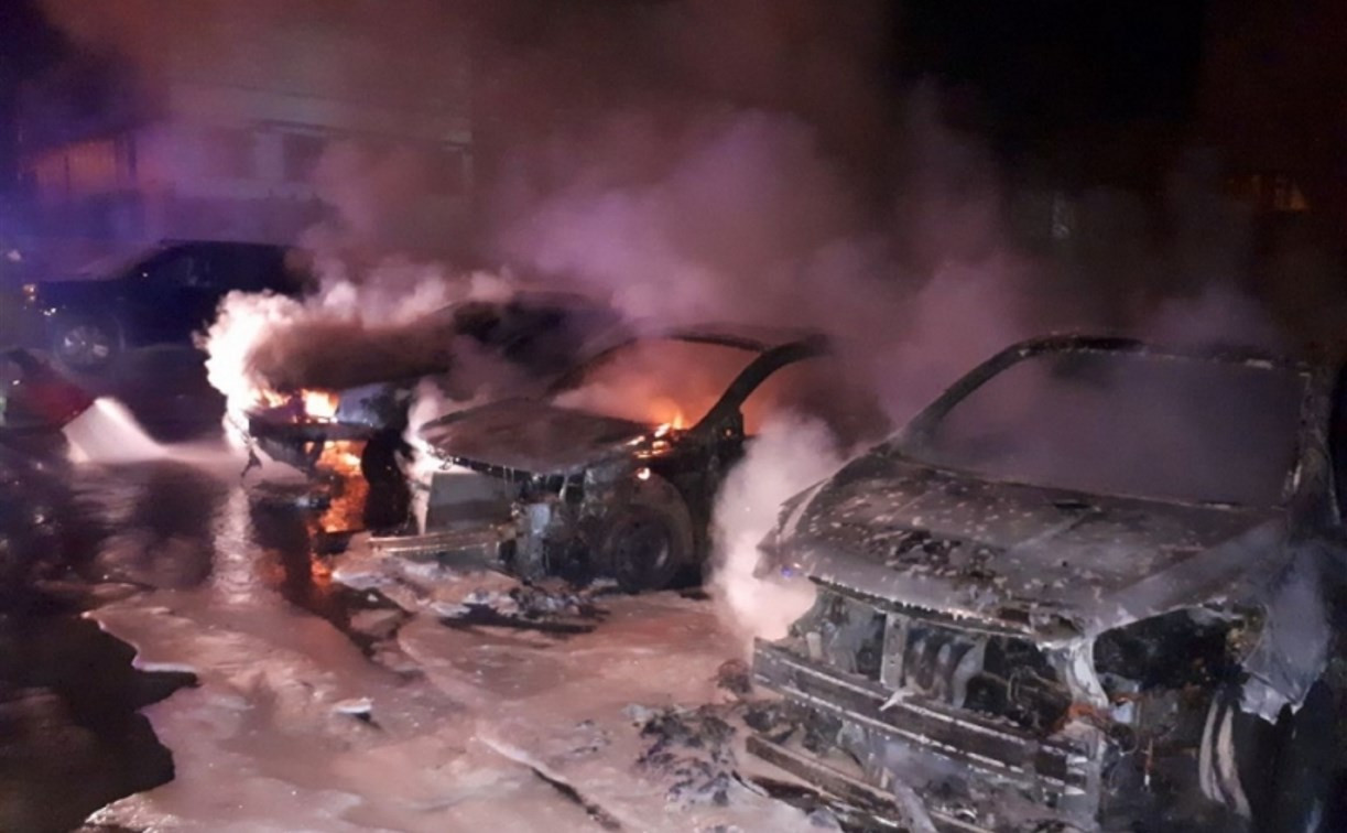 Поджог иномарок в Туле: Очевидец слышал взрывы и видел неадекватного человека