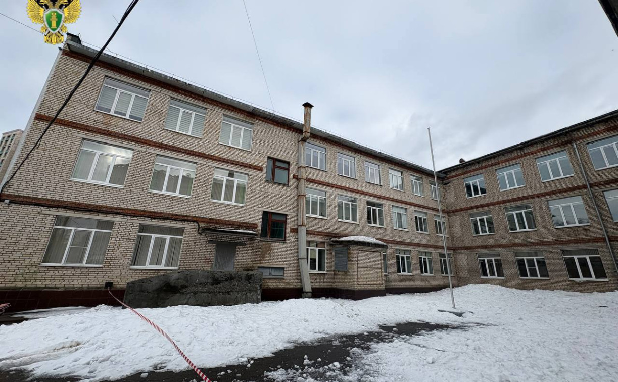 В Туле директора центра образования наказали из-за сломанного ограждения на крыше