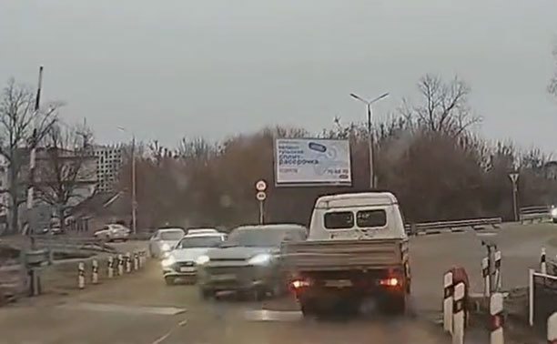 На ул. Путейской торопливый водитель едва не устроил ДТП