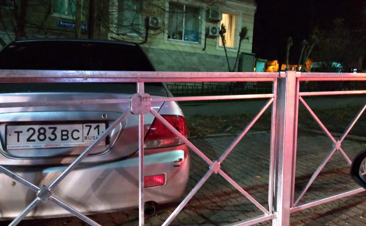 На ул. Бундурина в Туле припаркованную легковушку обнесли забором