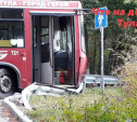 В Мясново рейсовый автобус не вписался в поворот и врезался в отбойник 