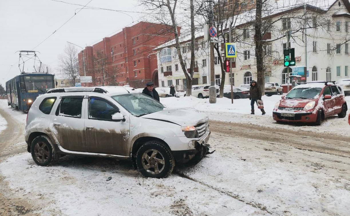 В Туле на ул. Тимирязева столкнулись Renault и Nissan