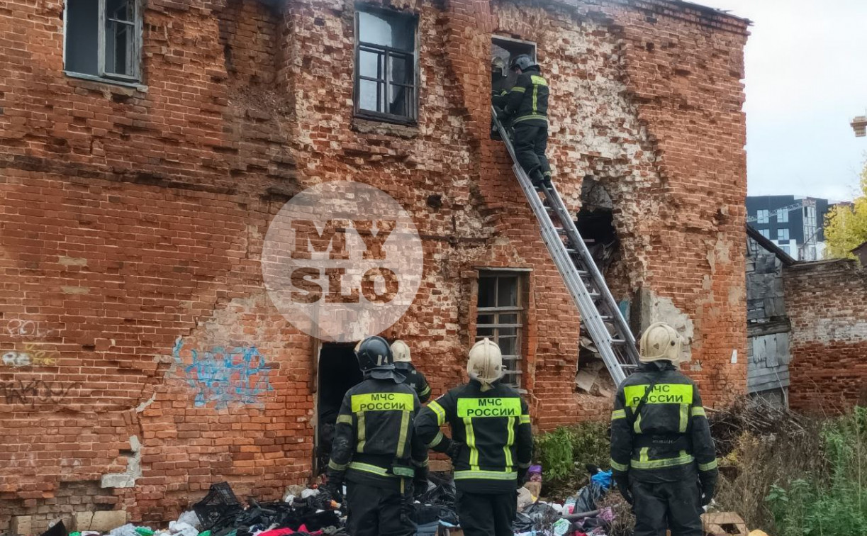 В центре Тулы второй раз за несколько дней загорелась заброшка — объект культурного наследия