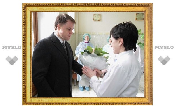Владимир Груздев поздравил молодых мам с наступающим праздником