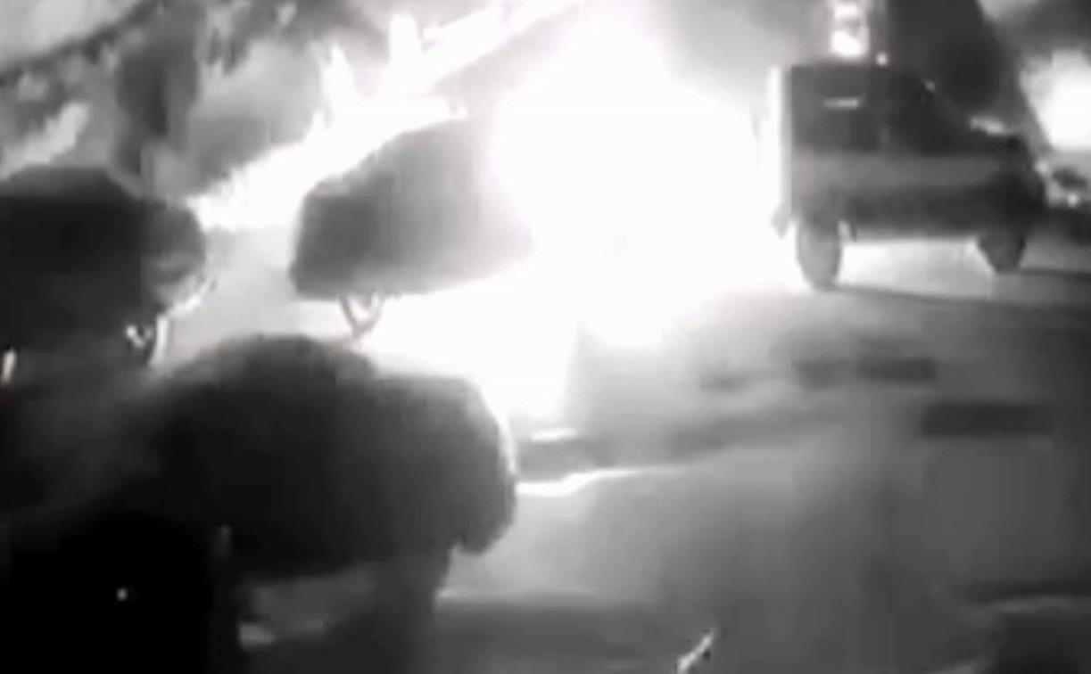 Поджог машины на ул. Хворостухина в Туле сняла камера видеонаблюдения