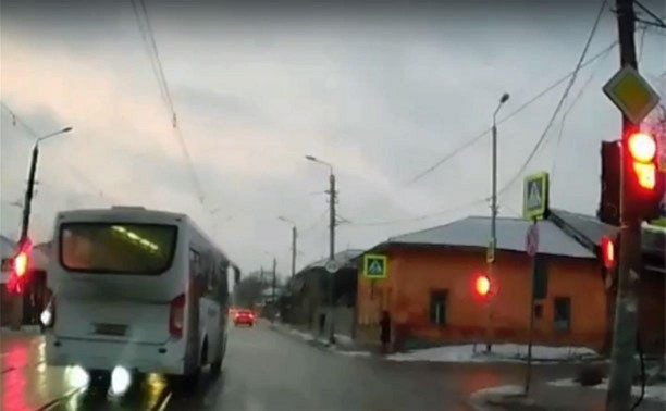 На ул. Оборонной автобус пролетел на красный сигнал светофора