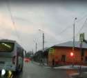На ул. Оборонной автобус пролетел на красный сигнал светофора