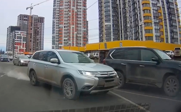 На ул. Оборонной торопливый водитель едва не устроил ДТП