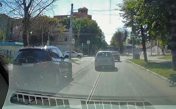 «Накажи автохама»: BMW выехал на встречку и обогнал на пешеходном переходе