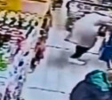 В Ефремове переодетый в женщину магазинный вор украл корзину продуктов: видео