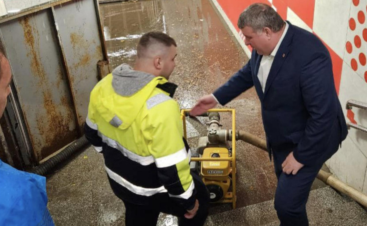 Илья Беспалов инспектирует Тулу после ливня: коммунальщики работают без перерыва