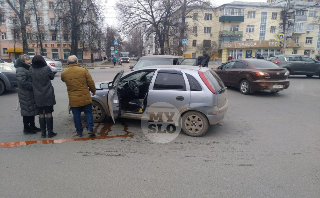 В Туле возле здания УМВД столкнулись «Опель» и «Киа»