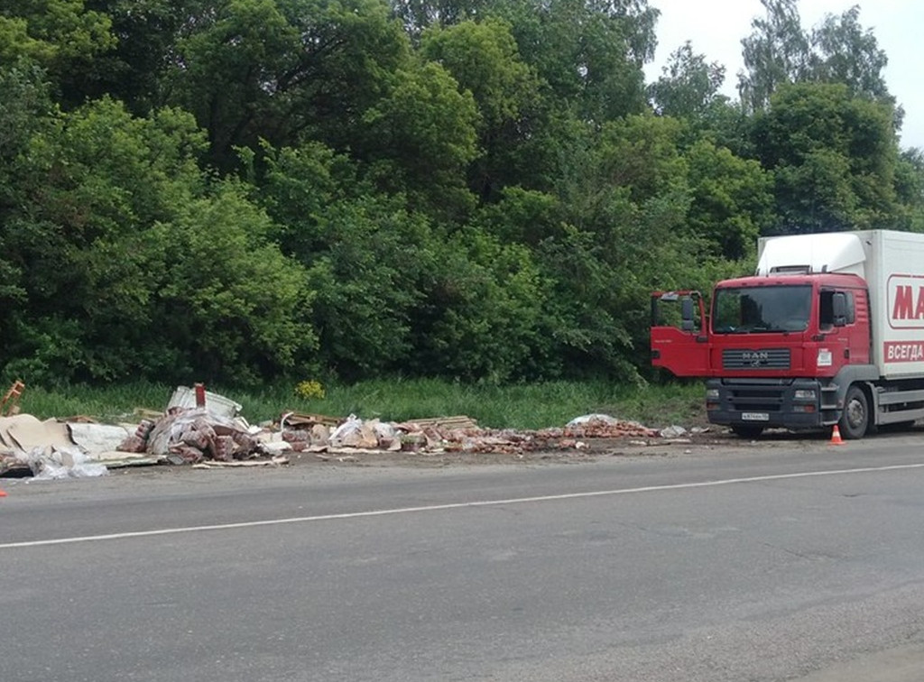На Новомосковском шоссе у фуры развалился прицеп