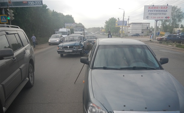 На Новомосковском шоссе столкнулись три автомобиля