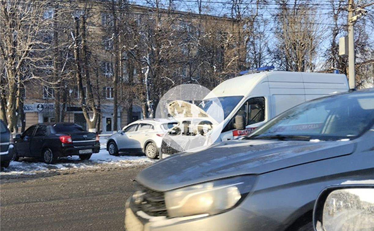В Туле на проспекте Ленина легковушка влетела в скорую