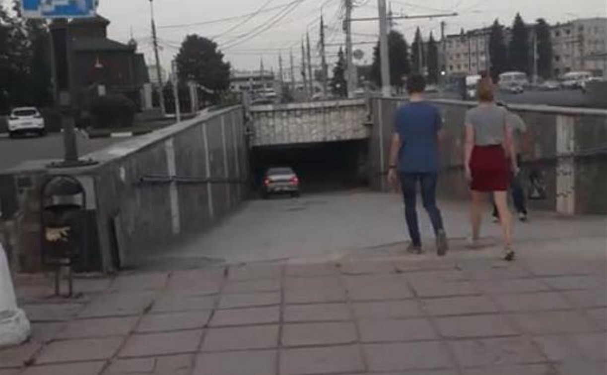 В Туле водитель припарковался в подземном переходе: видео