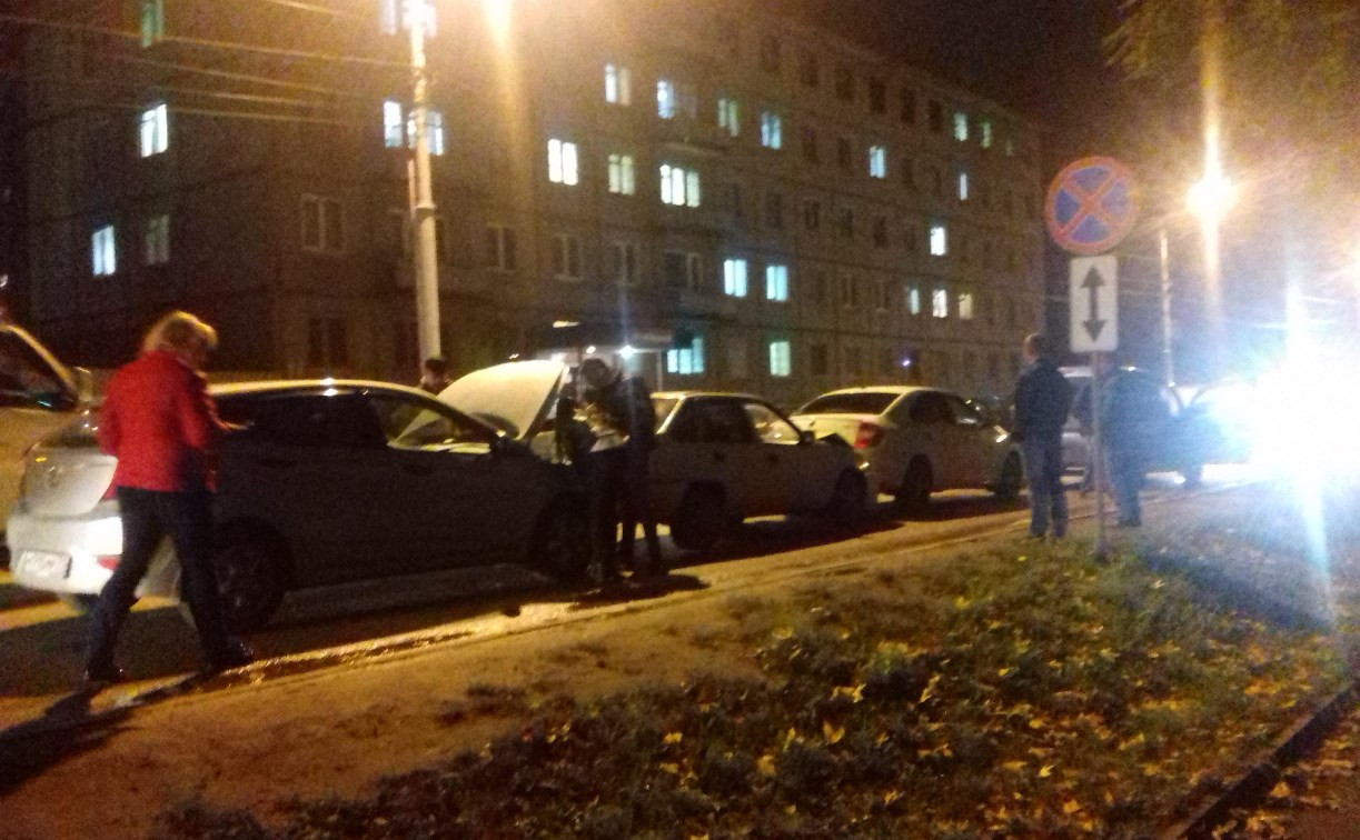 Улица Староникитская встала из-за аварии с участием четырёх машин