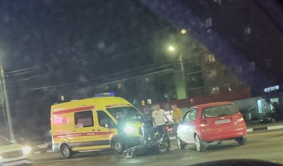 На Зеленстрое водитель питбайка попал под колёса Chevrolet