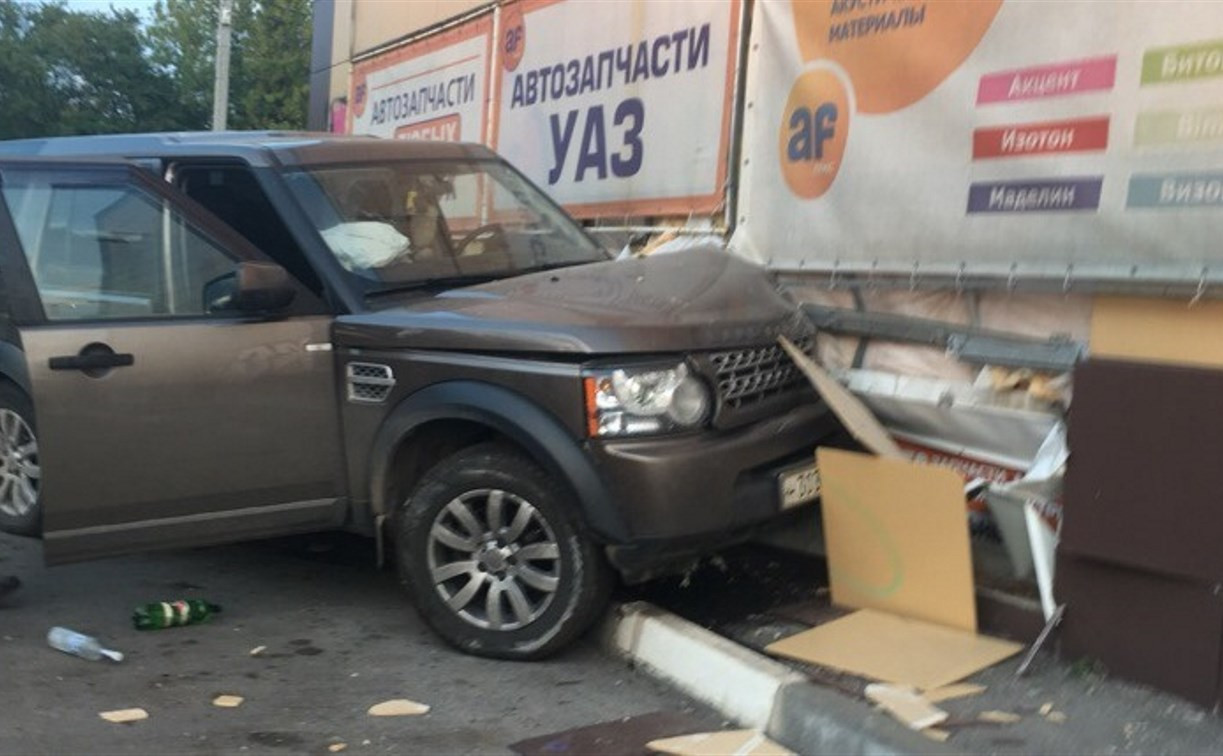 В Новомосковске автоледи на Land Rover врезалась в торговый центр