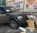 В Новомосковске автоледи на Land Rover врезалась в торговый центр