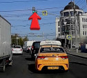 «Нелогичного» таксиста наказали за неправильное маневрирование и проезд на красный