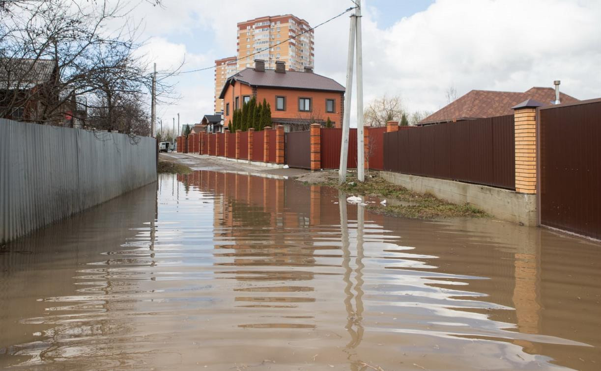 В Туле затопило улицу Костычева: жители не могут выйти из домов