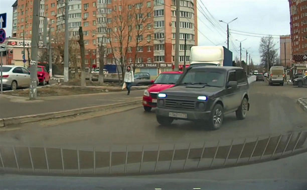 «Накажи автохама»: на пр. Ленина сняли на видео очередного торопыгу