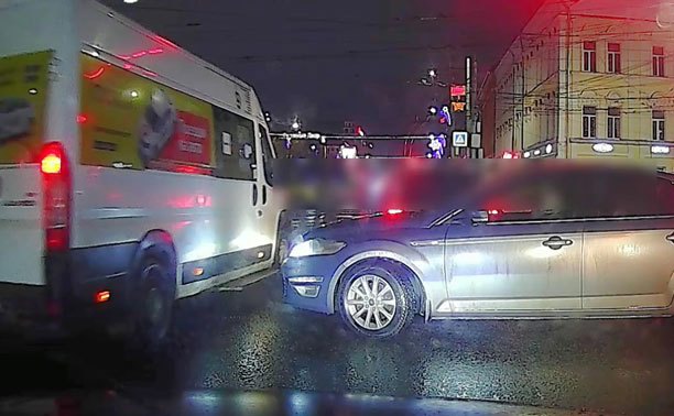 В центре Тулы водитель нашел «оригинальный» способ выезда