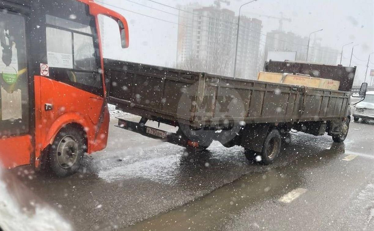 Очевидец: «На Восточном обводе столкнулись автобус, грузовик и легковушка»