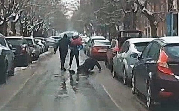На дороге в Туле сотрудник маркетплейса избил мужчину с лопатой: видео